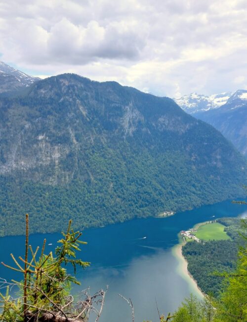 Electric boats sailing through the blues, view of the lake